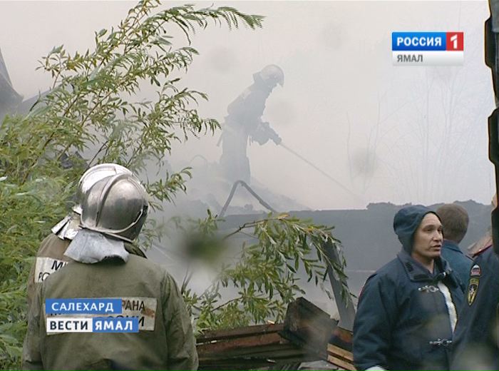 Семь человек, в том числе спасатели, пострадали при тушении двух домов в Салехарде