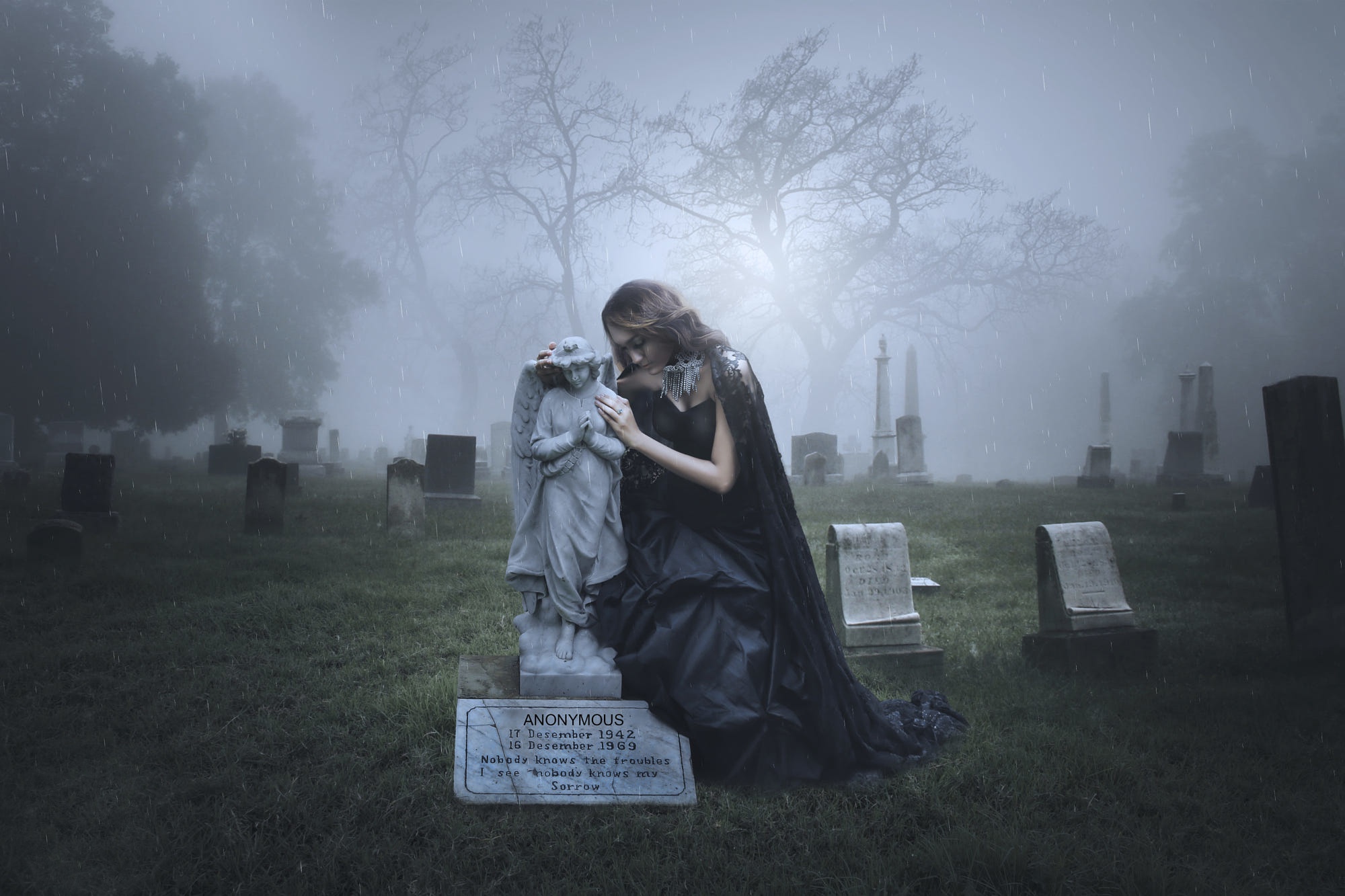 Хитрая блонда соблазнила старого мужика на кладбище