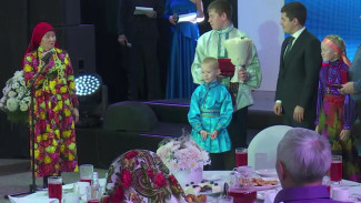 В преддверии Дня матери на Ямале наградили многодетные семьи 