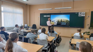 Фотоальбом «Заповедный Ямал. Тайны Края Земли» передали в школы, библиотеки и музеи округа