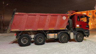 В Новом Уренгое во время движения из грузовика выпали дорожные плиты