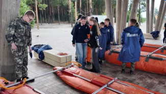Как подростки Ноябрьска преодолели на катамаранах три километра