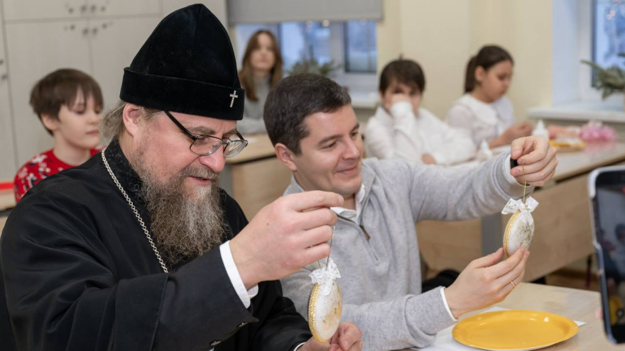 Ёлочная игрушка губернатора ЯНАО стала частью акции «Светлый ангел»