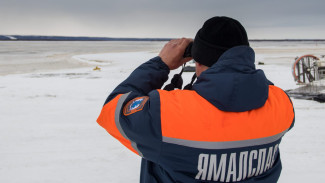 Спасатели приступили к дежурству в районе переправы Салехард - Лабытнанги