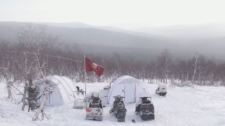 Путешественники из Челябинска установили флаг на перевале Дятлова