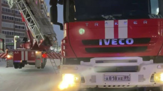 В Новом Уренгое огнеборцы тушили пожар в жилом доме