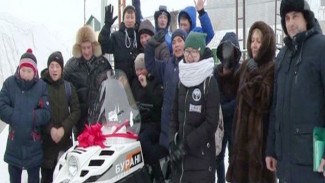 Глава Тазовского района подарил воспитанникам Дома детского творчества снегоход