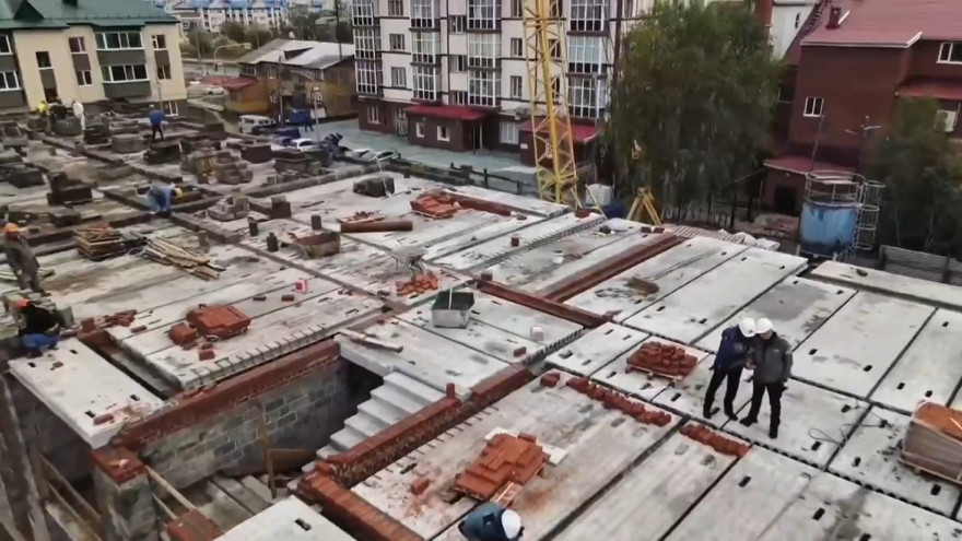 В Тарко-Сале строители возвели новый дом до третьего этажа