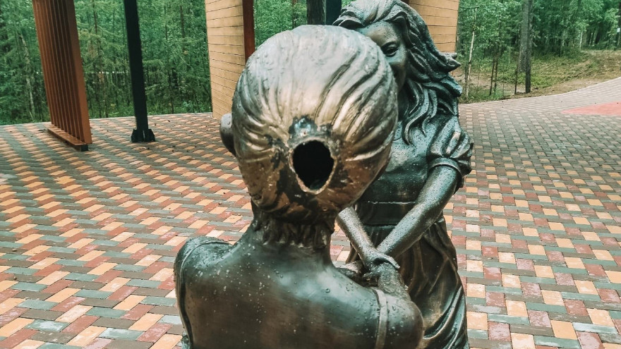 Оторвали «хвостик»: скульптуру девочки в Губкинском атаковали вандалы 