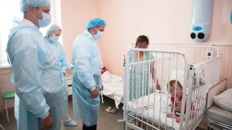 Дмитрий Кобылкин навестил пациентов, которых доставили в Салехард из Ярсалинской тундры