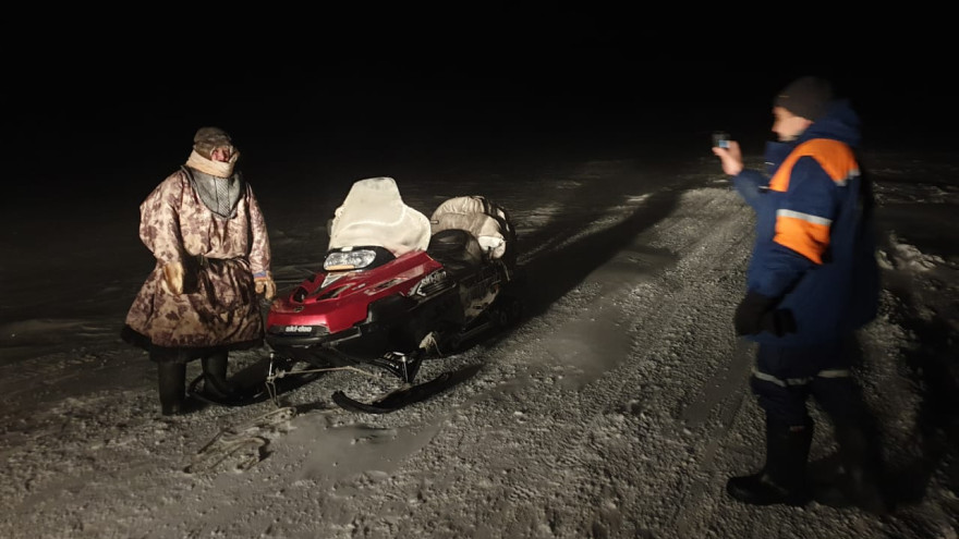 Посреди тундры в мороз: на Ямале у мужчины сломался снегоход