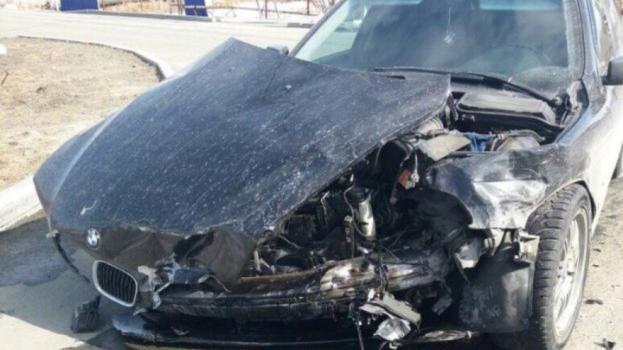 В Лабытнанги ассенизаторская машина столкнулась с BMW