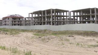 Ледовый дворец в Уренгое не могут достроить с 2003 года: есть ли будущее у здания