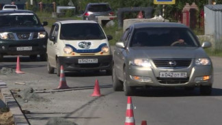 Разобрали тротуары, сняли старый асфальт: большой ремонт дороги по Игарской в Салехарде
