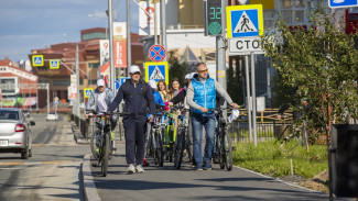 Глава Салехарда Алексей Титовский провел выездное совещание на велосипедах 