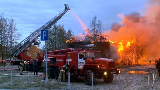 Крупный пожар на Ямале: двухэтажная «деревяшка» сгорела полностью (ВИДЕО)