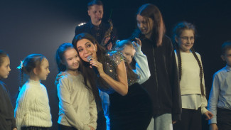 Певица Зара выступила на благотворительном концерте в Салехарде