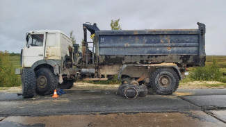 В ЯНАО грузовик сбил водителя, менявшего колесо на обочине