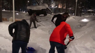 В Ноябрьске добровольцы вышли на улицу чистить полутораметровые сугробы