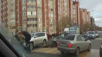 Владелец Nissan въехал в Land Cruiser в центре Салехарда (ВИДЕО)