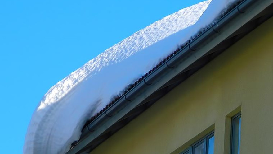На Ямале правоохранители начали проверку после того, как на ребёнка с крыши дома рухнул снег