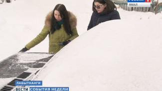 На Ямале снежная глыба едва не рухнула на женщину с двумя детьми