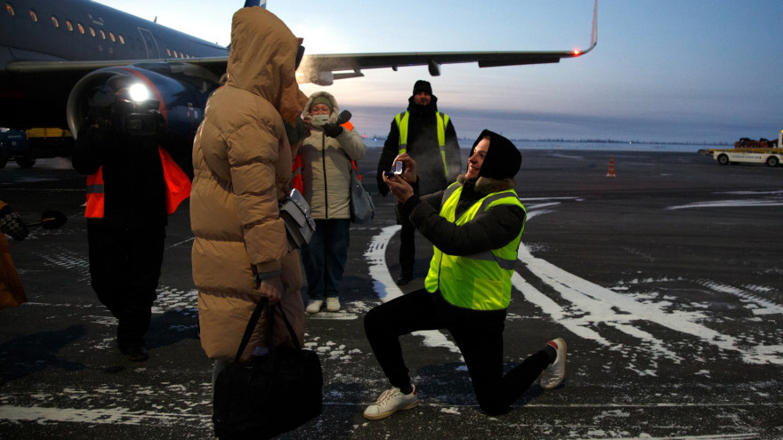 В Новом Уренгое сотрудник аэропорта предложил возлюбленной руку и сердце прямо у трапа самолета