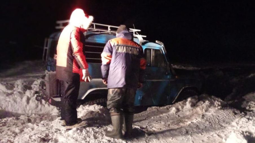 Ямальские спасатели эвакуировали с закрытого зимника двух мужчин