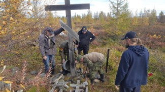 Добровольно и бесплатно: батюшка и общественники восстанавливают заброшенное захоронение 501-й стройки
