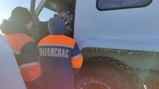 На Ямале двое взрослых с ребенком попали в ледовый плен на закрытом зимнике