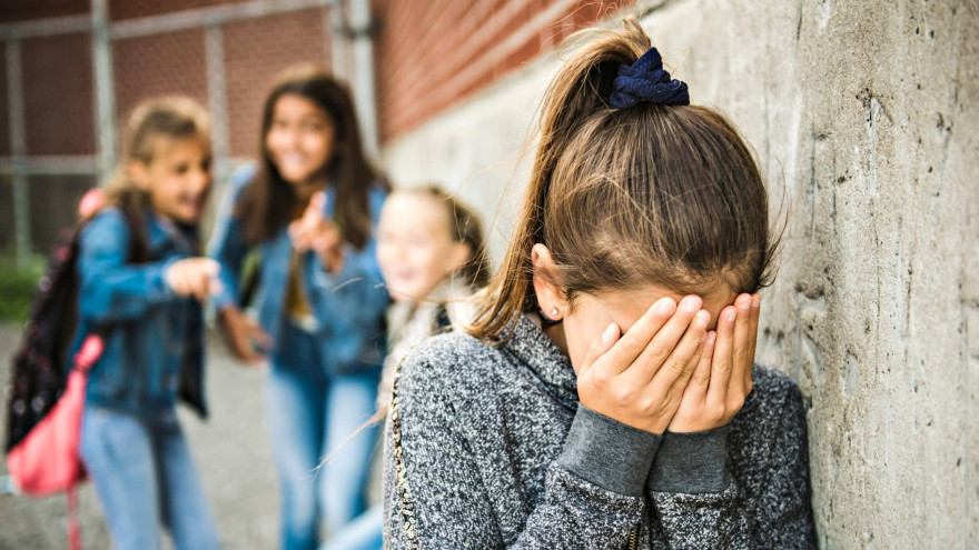 На Ямале 2 школьницы устроили расправу над «особенным» ребенком
