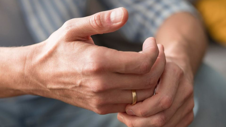 Почему немеют пальцы на руках: насколько это опасно и что делать