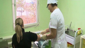 «Добрая, отзывчивая, которая найдет подход»: в ханымейской больнице работает медсестра с 30-летним стажем