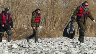 На туристических маршрутах вдоль реки Собь установили бочки для мусора