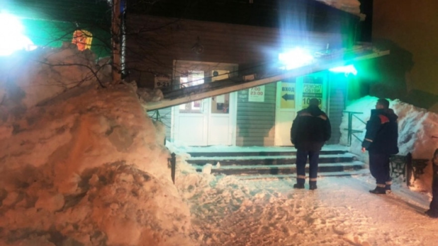 В Ноябрьске под тяжестью снега рухнула и заблокировала выход посетителям вывеска аптеки