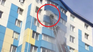 С ожогами и отравлением вызволен спасателями житель многоэтажки в Ноябрьске