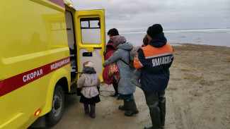На Ямале спасатели помогли доставить в больницу заболевшего ребёнка