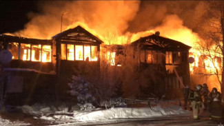 Ночной пожар в Новом Уренгое уничтожил жилой дом