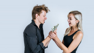 Сколько денег ямальские мужья переводят своим женам