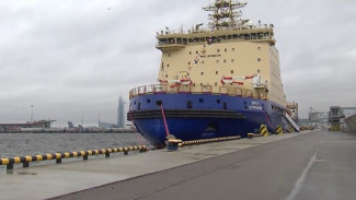 В Петербурге подняли флаг над новым самым большим неатомных ледоколом в мире 