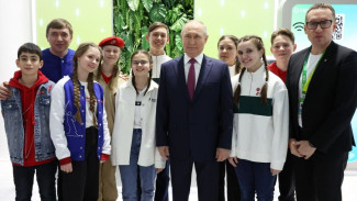 Школьница из Салехарда спела гимн России на одной сцене с Президентом