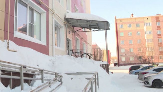 Рискуют стать жертвами сосулек: новоуренгойцы жалуются на снег, падающий с крыш домов