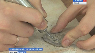 Ямальский художник-косторез открыл секреты мастерства жителям Нарьян-Мара