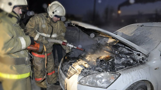В Новом Уренгое пожарные тушили автомобиль