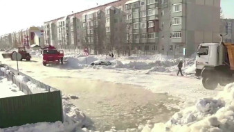 Масштабный порыв водовода в Ноябрьске привел к подтоплению жилых домов 