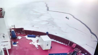 «Штурман Кошелев» спас рыбаков на льдине в Обской губе