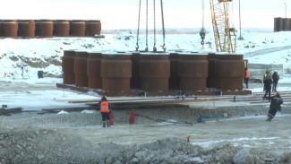 На Ленском мосту монтируют крупнейший коффердам для центрального пилона