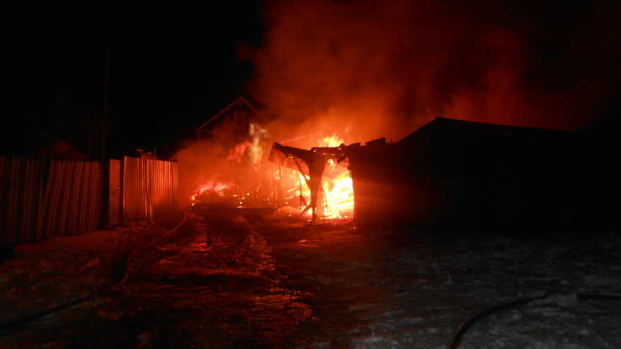 В ЯНАО огонь сильно повредил 2 гаража и уничтожил пристройки