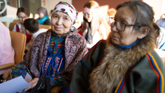 Жительницы округа принимают поздравления с 8 Марта от Дмитрия Артюхова