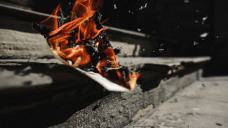 Из горящего дома в ямальском селе огнеборцы спасли 10 человек